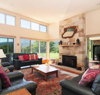 Bottlebrush Lodge - Great views and a pool - Accommodation Directory