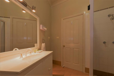 Bowen Inn Motel - Accommodation Directory 1