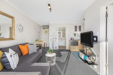 Bright Central Pad With Rooftop Pool, Gym & Parking - Accommodation Directory 1