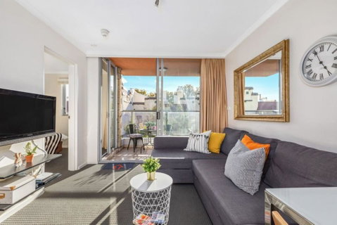Bright Central Pad With Rooftop Pool, Gym & Parking - Accommodation Directory 0