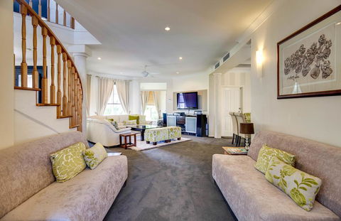 Broadbeach Waterfront Holiday House - Accommodation Directory 3