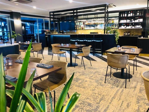 Burnett Riverside Hotel - Accommodation Directory 1