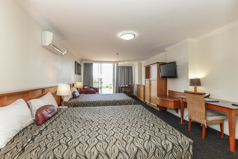 Burnett Riverside Hotel - Accommodation Directory 3