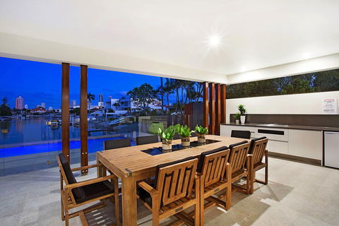 C'est La Vie - Accommodation Directory 2
