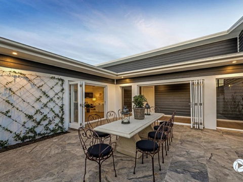 Casa Royale - Accommodation Directory 2