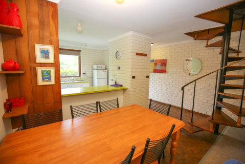 Cedar Holiday Units - Apartment 2 - Accommodation Directory 2