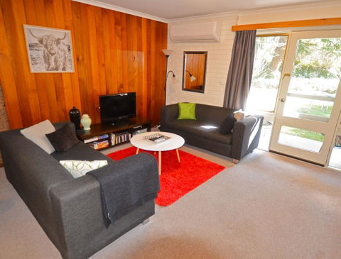Cedar Holiday Units - Apartment 4 - Accommodation Directory 0