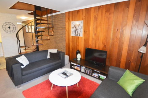 Cedar Holiday Units - Apartment 4 - Accommodation Directory 1
