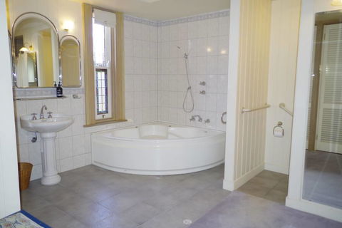 Charlottes Cottage - Accommodation Directory 1