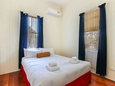 Charming Characterful Rustic-style Home Near The Gabba - Accommodation Directory 3