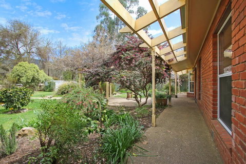 Cherry Lane - Close To The Heart Of Bright - Accommodation Directory 3