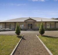 Collins Retreat - 4 Bedroom home with Pool - Accommodation Directory