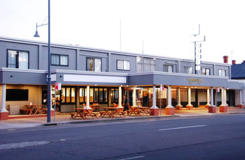 Commodore Motor Inn - Accommodation Directory 0