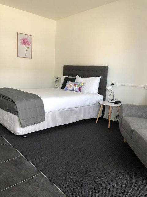 Commodore Motor Inn - Accommodation Directory 2