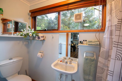 Coota Views Unit - Accommodation Directory 3