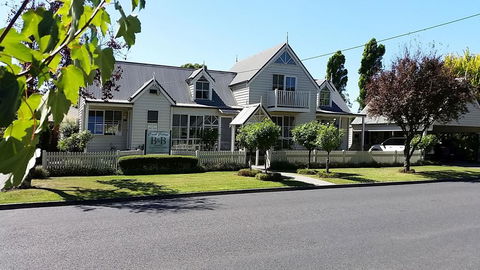 Creek Cottage Bed And Breakfast - Accommodation Directory 0