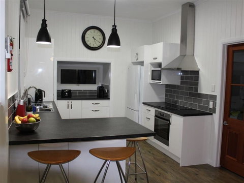 Creekview Cottage - 70 Lock Street - Accommodation Directory 1