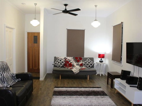 Creekview Cottage - 70 Lock Street - Accommodation Directory 3