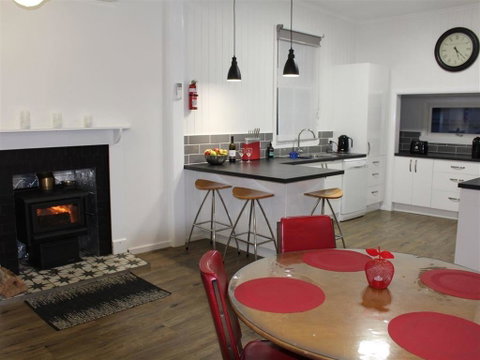 Creekview Cottage - 70 Lock Street - Accommodation Directory 2
