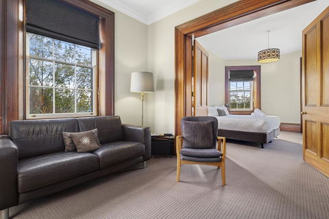 Cromwell Apartment - 3 Red Doors Battery Point - Accommodation Directory 1