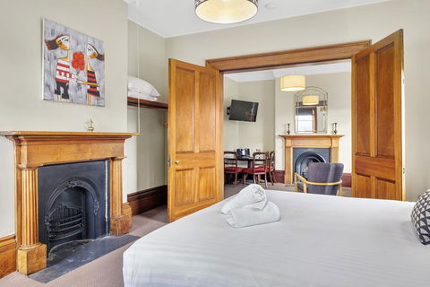 Cromwell Apartment - 3 Red Doors Battery Point - Accommodation Directory 3