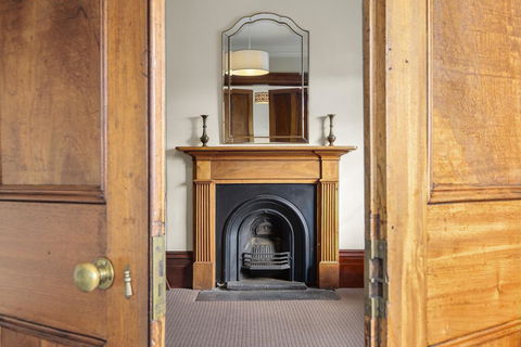 Cromwell Apartment - 3 Red Doors Battery Point - Accommodation Directory 2