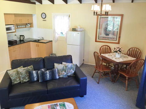 Curtis Cottage - Accommodation Directory 3