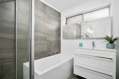 Dundas By The Bay - Accommodation Directory 1