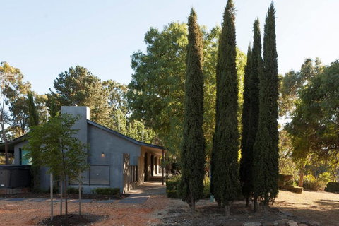 East Wing - Accommodation Directory 0