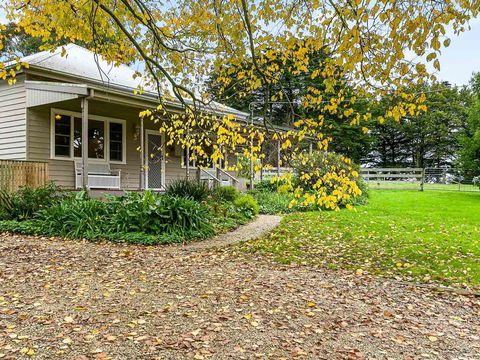 Elm Cottage - Accommodation Directory 0