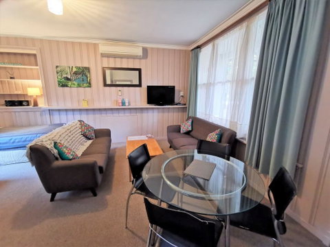 Elm Lodge Bright - Accommodation Directory 0