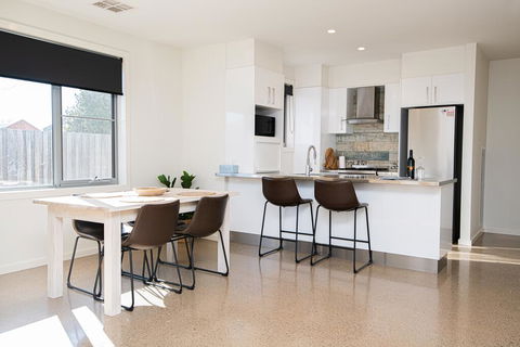 Endsleigh II - Cosy 2 Bedroom Villa, Free Wifi, Near CBD - Accommodation Directory 0