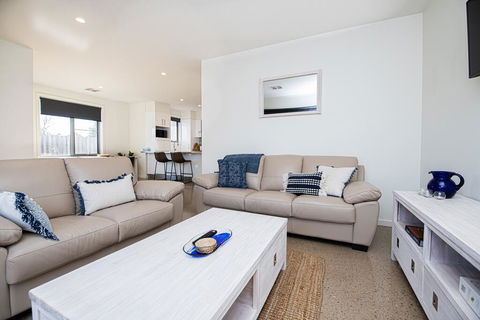 Endsleigh II - Cosy 2 Bedroom Villa, Free Wifi, Near CBD - Accommodation Directory 2