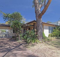 Evan's Retreat' 5 Sandy Point Road - cottage across the road from Sandy Point Beach - Accommodation Directory