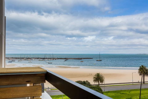 Exquisite 2 Bed Apartment With Beach & City Views - Accommodation Directory 1