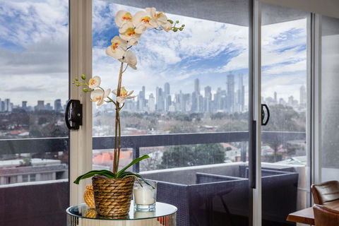 Exquisite 2 Bed Apartment With Beach & City Views - Accommodation Directory 2