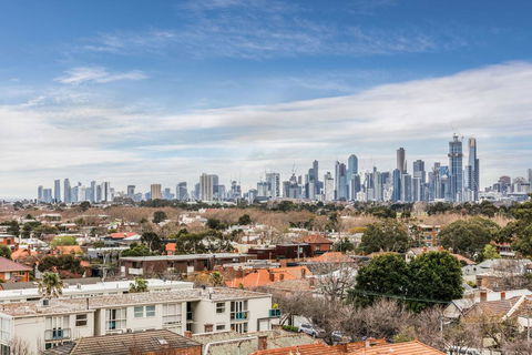 Exquisite 2 Bed Apartment With Beach & City Views - Accommodation Directory 3