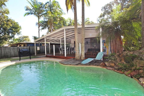 FABULOUS HOLIDAY HIDEAWAY - COOLUM BEACH - Accommodation Directory 0