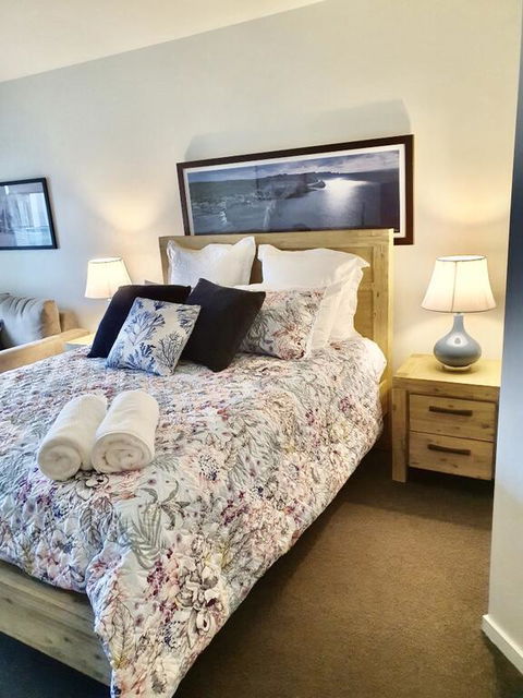 FAMILY ISLAND GETAWAY - BEACHFRONT APARTMENT - Accommodation Directory 3