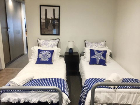 FAMILY ISLAND GETAWAY - BEACHFRONT APARTMENT - Accommodation Directory 2