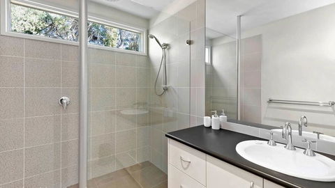 FLORENCE HOUSE Sundrenched Luxury With Pool & Deck - Accommodation Directory 1