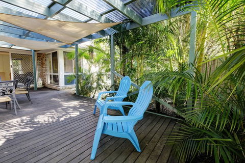 FRANGIPANI BEACH HOUSE - PET FRIENDLY 22 Belbourie Cres Boomerang Beach - Accommodation Directory 3