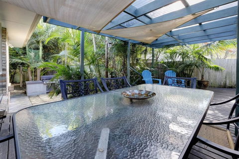 FRANGIPANI BEACH HOUSE - PET FRIENDLY 22 Belbourie Cres Boomerang Beach - Accommodation Directory 2