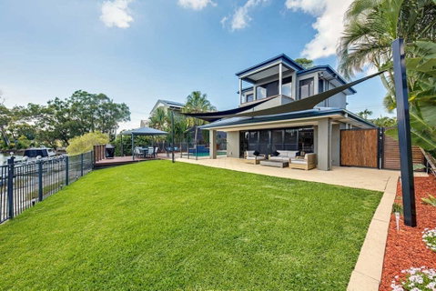Gold Coast Stunning Waterfront Holiday Retreat - Accommodation Directory 2