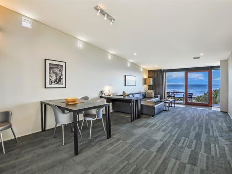 HEARN'S BEACHSIDE VILLA 2 - Accommodation Directory 2