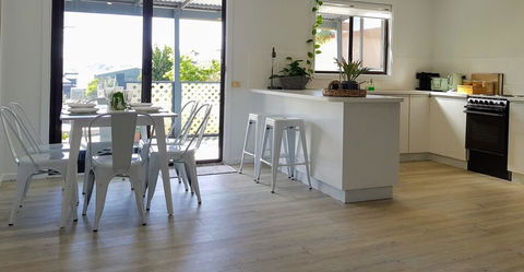 HelloSailor HolidayRental FirePit NBN AppleTV KingBed - Accommodation Directory 0