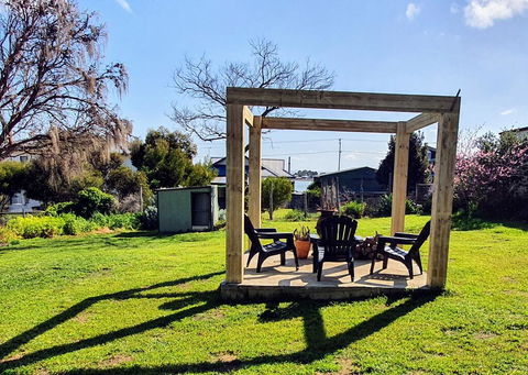 HelloSailor HolidayRental FirePit NBN AppleTV KingBed - Accommodation Directory 3