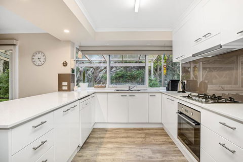 Hilltop Beach House: Newly Updated - Accommodation Directory 1