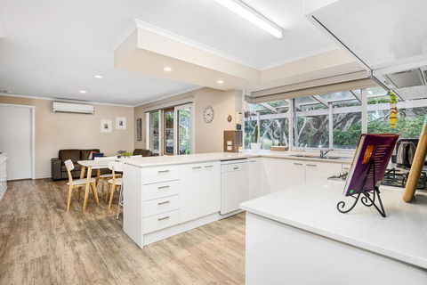 Hilltop Beach House: Newly Updated - Accommodation Directory 2