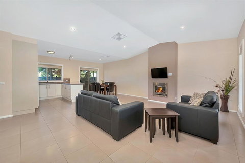 Kennedy Holiday Villas - Accommodation Directory 3
